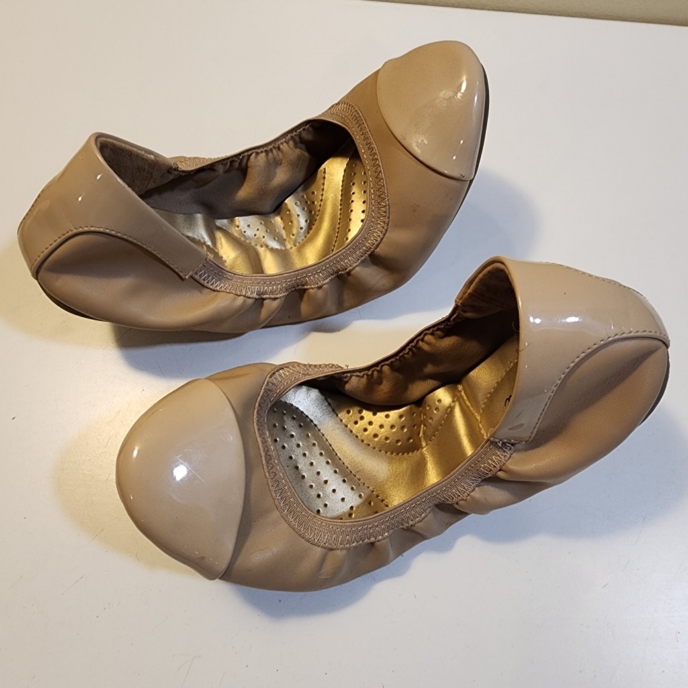 dexflex comfort Beige Patent Cap Toe Ballet Flats